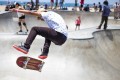 Skateboardproffs visar ny skatekostym