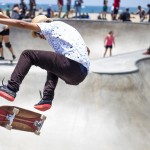 Skateboardproffs visar ny skatekostym