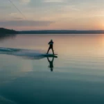 En person som åker wakeboard på en sjö.